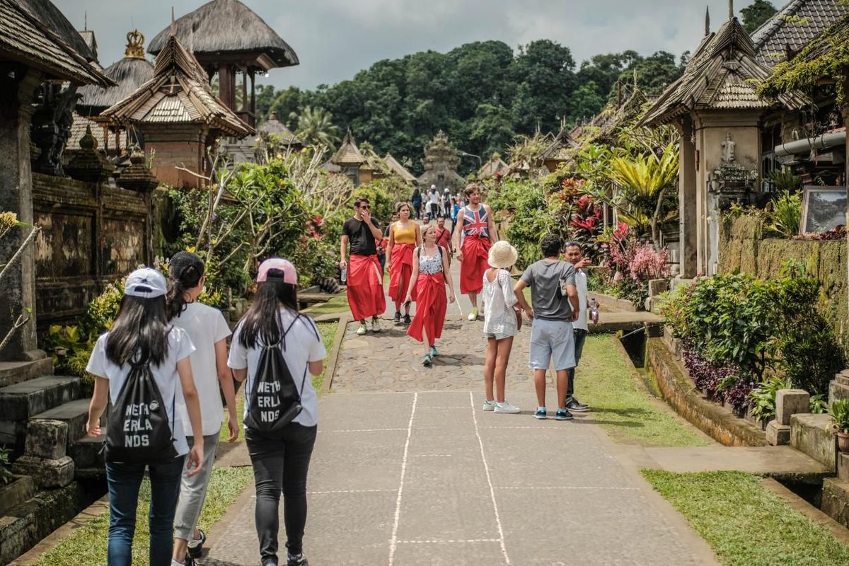 Wisatawan Asing Memilih Indonesia Sebagai Destinasi Liburan